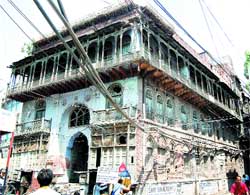 Posing a risk to the lives of residents and adjoining buildings, a century-old building in the walled city stands in a dilapidated condition.