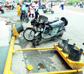 A rickshaw puller had a miraculous escape when a rusted traffic signal pole fell down on the busy intersection at Crystal Chowk during the storm in Amritsar. 