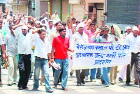 Demanding recruitment of PTI and art teachers, unemployed degree and diploma holders take part in a procession in Rohtak