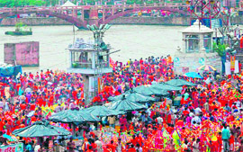 Kanwariyas throng Har-ki-Pauri on the first Monday of Shravan month.