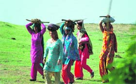 Women go to work near Damdama Lake in Gurgaon