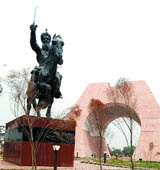 Plants at the Gateway of Amritsar dry up due to lack of care.