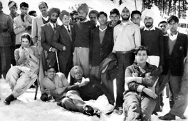 Students pose with Saira Bano (extreme left) and Shammi Kapoor( extreme right)