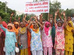 Municipal workers raise theirdemands during a protest in Gurgaon