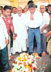 Actor Amol Palekar paying his respects to versatile actor Neelu Phule.