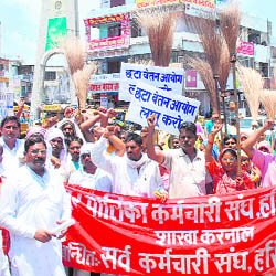 Safai karamcharis hold a protest demanding the implementation of the recommendations of the Sixth Pay Commission in Karnal on Thursday.