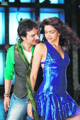 Love Aaj Kal moves in two different eras  1965 and 2009  almost simultaneously