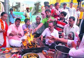 Residents of Zamrudpur perform hawan to pay homage to the victims at the Metro accident site in South Delhi