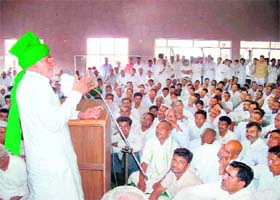 Former Chief Minister Om Prakash Chautala addresses a meeting of INLD workers in Fatehabad