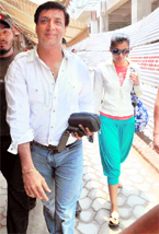 Mughda Godse follows Madhur Bhandarkar on their arrival at the Chandigarh airport