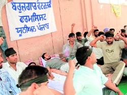 Protesters stage a dharna in Jalalabad on Sunday.