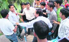 Principal of Government College, Dharamsala, trying to prevent fight between ABVP and SFI activists
