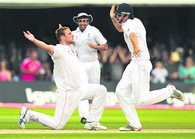 Englands Andrew Flintoff (L) celebrates after dismissing Australias Peter Siddle during the second Ashes Test at the Lords Cricket ground in London on Monday. 