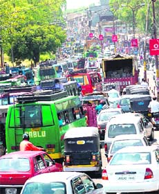 Chaos on a Jammu road in the absence of traffic lights
