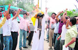 Activists of the Vishwa Hindu Parishad and the Bajrang Dal hold a demonstration against Tamil Nadu Chief Minister M. Karunanidhi in Ludhiana on Tuesday.