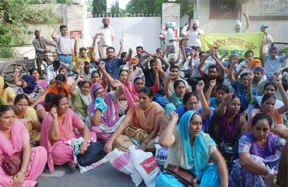 In support of their demands, members of the Democratic Teachers Front staged a dharna outside the DCs residence in Bathinda on Thursday.