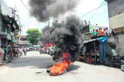   Barring this stray incident on Neshville road where Congress workers burnt tyres, the bandh in other parts of Dehradun remained peaceful on Saturday. 