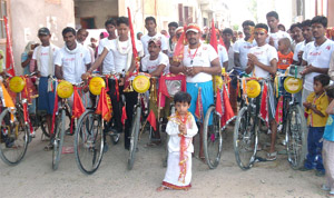 A group of bicycle yatris from Padampur (Rajasthan) entering Punjab on way to Chintpurni.