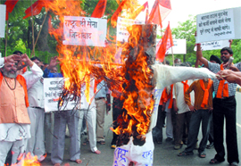Activists of Rastrawadi Sena burn effigies and shout slogans during a demonstration at Jantar Mantar in New Delhi on Sunday. They are demanding the arrest of those protesting against the Batla enquiry.