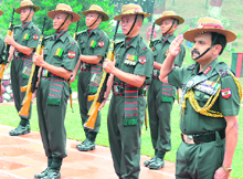 Lt-Gen GM Nair, GOC, 9 Corps, and jawans paying homage to Kargil martyrs at Dharamsala on Sunday.