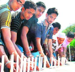 Youths pay tributes to martyrs of Kargil war at the Jallianwala memorial in Amritsar on Sunday.