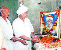 People pay tributes to Ch Sehaj Ram, a veteran freedom fighter, in Rohtak on Sunday. Ch Sehaj Ram was jailed twice during the pre-Independence era in Lahore and Rohtak with Ajit Singh, brother of Shaheed Bhagat Singh.