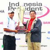 Gaganjeet Bhullar receives the trophy from Indonesian President Susilo Bambang Yudoyono on Sunday.