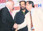 IHF president Leandro Negre (L) meets Hero Honda managing director Pawan Munjal (R) in New Delhi
