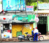 A liquor and pan shop adjoining Dargah Hazrat Zahra Peer, outside Hall Gate in Amritsar, blatantly violates the anti-tobacco law.