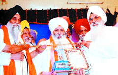 Bhai Guriqbal Singh, head of the Mata Kaulan Charitable Trust, being facilitated by Jathedar, Akal Takht, Giani Gurbachan Singh and President, Chief Khalsa Diwan, Charanjit Singh Chadha in Amritsar.