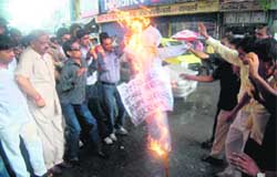 Congress workers burn an effigy of the state government in Dehradun 