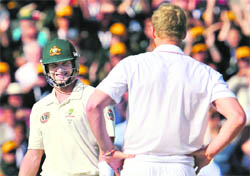 Australias Shane Watson (L) smiles at Englands Andrew Flintoff on Thursday. 