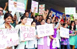Junior doctors before the suspension of the strike, in Amritsar