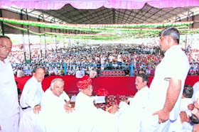 Chief Minister Bhupinder Singh Hooda and other state Congress leaders at a rally organised by MP Ashok Tanwar in Sirsa
