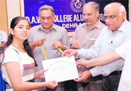 DAV (PG) College Alumni Association members award a student in Dehradun.
