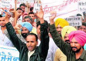 Supporters of Dera Sacha Sauda protest at Mohali on Tuesday.