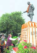 Chief Minister Prem Kumar Dhumal paying tributes to the late Dr YS Parmar at his birth anniversary at Shimla 