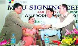 Chief Minister Omar Abdullah presents a memento to the CEO and founder of Earthsoul India Private Limited in Srinagar on Tuesday.