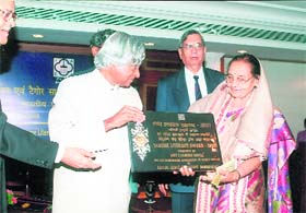 Lakshmi Rupal receives Tagore Literacy Award from former President Dr APJ Abdul Kalam in Delhi