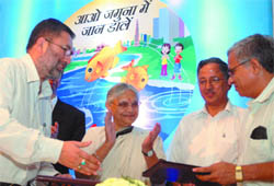 Chief Minister Sheila Dikshit launches 'Aao Jamuna Mein Jaan Daalein' campaign in New Delhi on Thursday.
