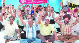 Except branches of some private banks, other banks did not carry out any transactions today. The call for a two-day strike was given by various organisations of the bank employees. Today was the first day of the two-day strike.