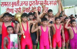 Trainees of Capt Chandroop Akhara protest denial of Dronacharya Award to their coach Capt Chandroop, at Jantar Mantar in New Delhi