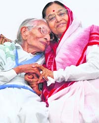 President Pratibha Devisingh Patil meets 104-year-old freedom fighter Satyawati, mother of the late Vice-President Krishna Kant, in New Delhi
