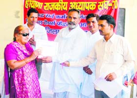 The Haryana Rajkiya Adhyapak Sangh honours a teacher in Gohana