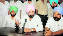 Raninder Singh, general secretary, PPCC, along with Narinder Bhuleria and others, interacts with mediapersons in Bathinda on Monday.