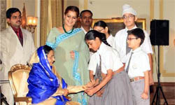Students of Saffron Public School tie rakhi on President Pratibha Patils wrist in New Delhi. 