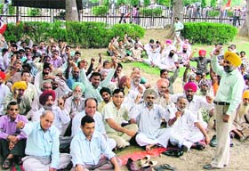 Workers of the CPI and the CPM hold a dharna against price rise in Ludhiana