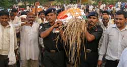 Army jawans carry mortal remains of Subedar Dal Chand in Gurgaon 