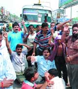 Paharganj residents block traffic at New Delhi Railway Station over power and water problems