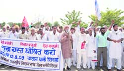 Activists of the All-India Kisan Sabha stage a demonstration in protest against the alleged anti-farmer policies of the government in Sirsa